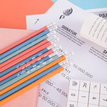 Карандаш чернографитный HB с ластиком Deli Think заточенный трехгранный